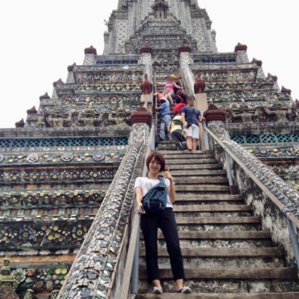 滝菜月アナウンサーが大学時代に初の海外タイ旅行に行った時の記念写真
