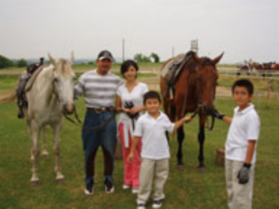 眞栄田郷敦と新田真剣佑と母親タマミと父親の千葉真一が乗馬体験をしている