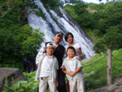 眞栄田郷敦と新田真剣佑と母親タマミと父親の千葉真一が滝を見に来た
